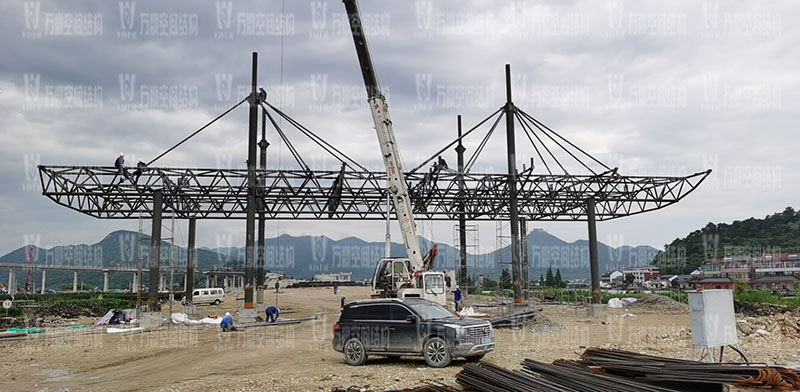 紹興福全高速收費站頂棚工程鋼結構安裝完成