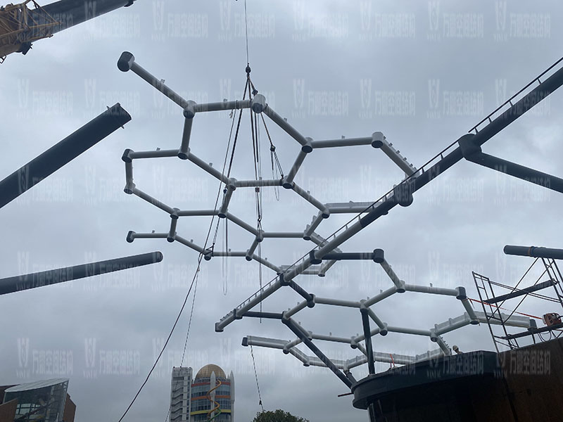 樂清鐵定溜溜樂園膜結構工程商業街網殼吊裝中