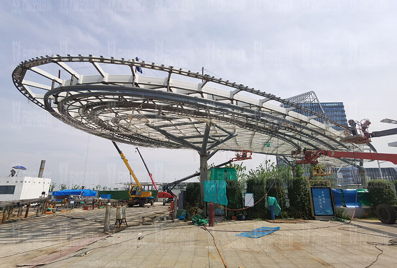 張家港高鐵站前大蝴蝶景觀膜結構工程左右大翅膀主體結構完成