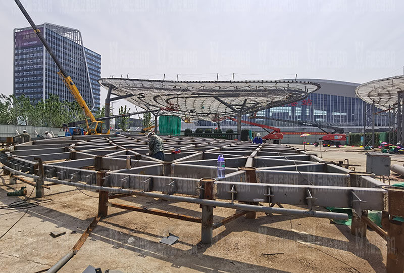張家港高鐵站前大蝴蝶景觀膜結構工程左右大翅膀主體結構完成
