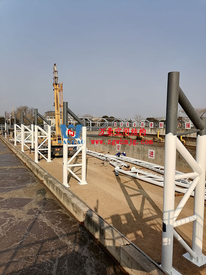 亳州市污水處理廠一期氧化溝密封升級改造工程南區氧化溝立柱已安裝完畢